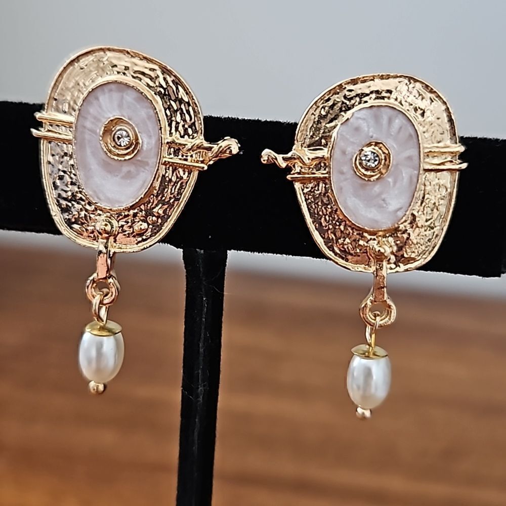NWOT Faux pearl and gold toned dangle earrings